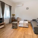 Laura *