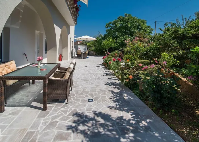 Laura アパート *